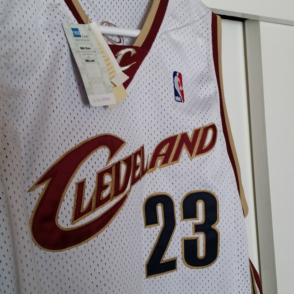 Mitchell & Ness White and Maroon Lebron James Rookie Cavaliers Jersey - Picture 12 of 16